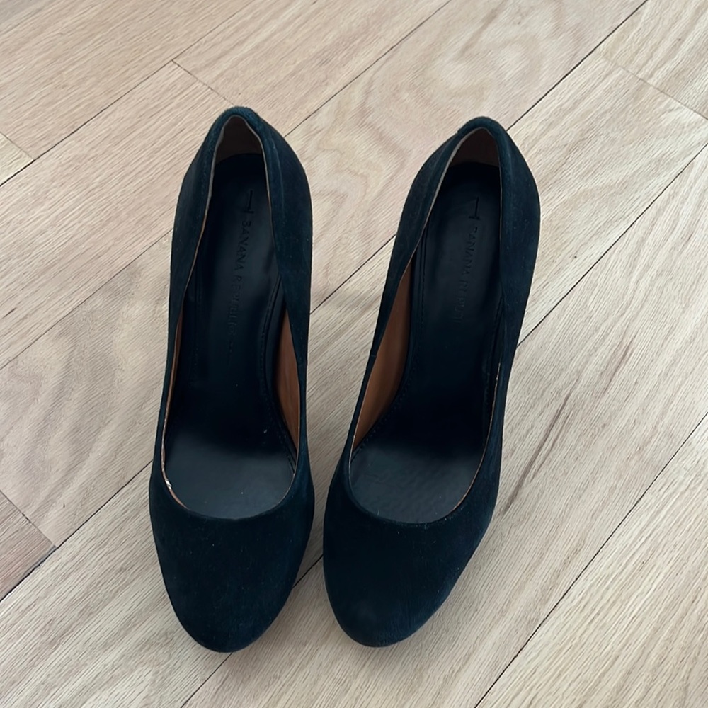 Black, suede, Size 7, round toe heels